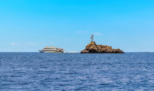 Ferry Sorrento Isla Capri Pasa Por Islote Aislado Golfo Nápoles —  Fotos de Stock