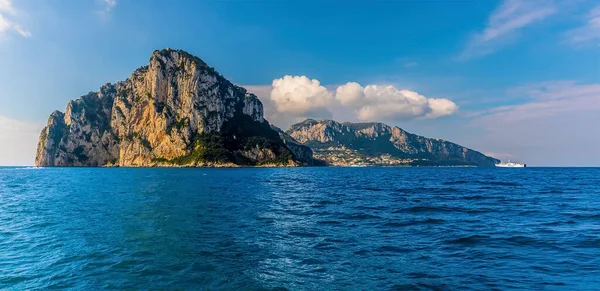 Les Falaises Escarpées Île Capri Italie Horizon Par Une Matinée — Photo