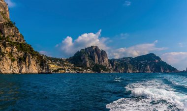 Marina Piccolo ve güney Capri, İtalya 'nın sarp kayalıkları