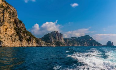 Dik kayalıklar ve Marina Piccolo İtalya 'nın Capri adasında gözden kaybolur.