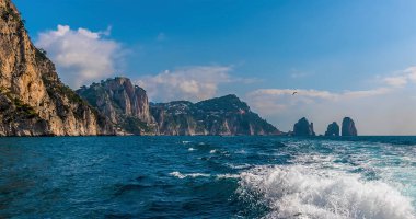 Faraglioni kayalıklarına ve İtalya 'nın güneyindeki Capri' ye hızlı bir motordan bakıyorum.