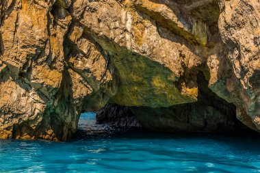 İtalya 'nın başkenti Capri' nin güney tarafındaki yeşil Grotto 'nun manzaralı deniz mağarasının yakın görüntüsü.