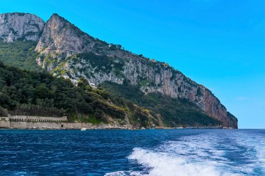 İtalya 'nın başkenti Capri' de Solaro Dağı 'nı geçen Anacapri yolu.