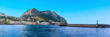 İtalya 'nın Capri adasındaki Mount Solaro ve Anacapri ile Marina Grande limanının manzarası.