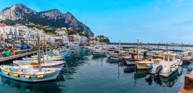 İtalya 'nın Capri adasındaki Mount Solaro ile Marina Grande limanında demirlemiş teknelerin manzarası.