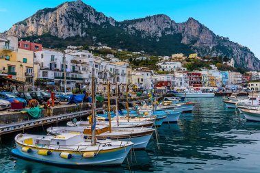 Yelkenli tekneler İtalya 'nın Capri adasındaki Mount Solaro ile Marina Grande' nin rıhtımında.