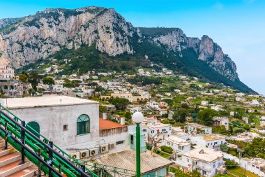 Piazzo Umberto 'dan İtalya' nın Capri adasındaki Solaro Dağı 'na doğru bir manzara