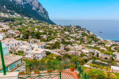 Piazzo Umberto 'nun İtalya' nın Capri adasındaki Marina Grande ve Solaro Dağı üzerindeki manzarası