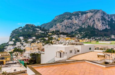 Capri kasabasının çatılarından İtalya 'nın Capri adasındaki Solaro Dağı' na doğru bir manzara.