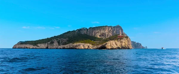 Punta Carenan Majakka Seisoo Caprin Saaren Lounaiskärjessä Italiassa — kuvapankkivalokuva