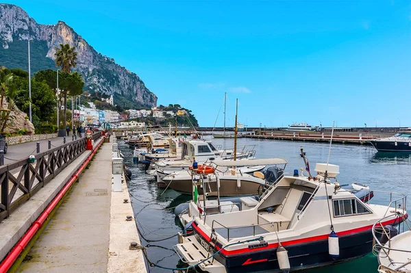 İtalya 'nın başkenti Capri' de Marina Grande 'nin iç kesiminde Solaro ve Anacapri Dağı' nın bulunduğu bir manzara.