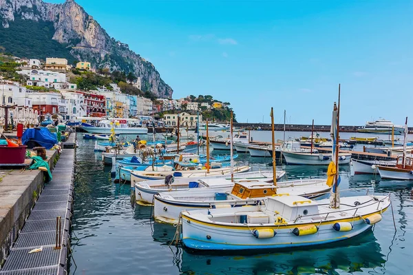 Geleneksel balıkçı tekneleri İtalya 'nın Capri adasındaki Mount Solaro ile Marina Grande limanına demirlediler.