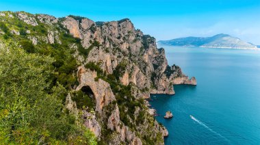 : İtalya 'nın Capri adasındaki sahil yolundan Sorrento' ya doğru bir manzara.