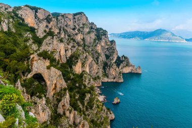 Fil şeklindeki doğal kemer ve İtalya 'nın Capri adasının kıyılarına doğru bir manzara.