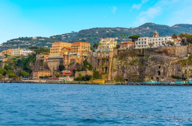 Napoli Körfezi 'ne bakan İtalya, Sorrento' nun dikey uçurumlarının tepesindeki binalar