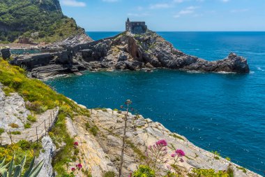 Doria Kalesi 'nin merkezinden, İtalya' nın Porto Venere kentindeki Aziz Peter Kilisesi 'nin önünde bir manzara.