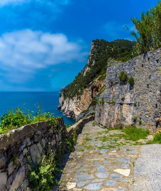 İtalya 'nın Porto Venere kentindeki Doria Kalesi' nin eteklerindeki patikadan bir manzara.