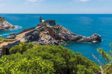 Doria Kalesi 'nden, İtalya' nın Porto Venere kentindeki Aziz Peter Kilisesi 'ne doğru bir manzara.