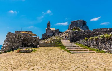İtalya 'nın Porto Venere kentindeki tanıtımın girişinin karşısında bir manzara.