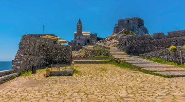 İtalya 'nın Porto Venere kentinde yaz aylarında Aziz Peter' in kilise manzarası.