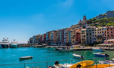 İtalya 'nın Porto Venere kentindeki limana demirlemiş tekne ve yatların manzarası