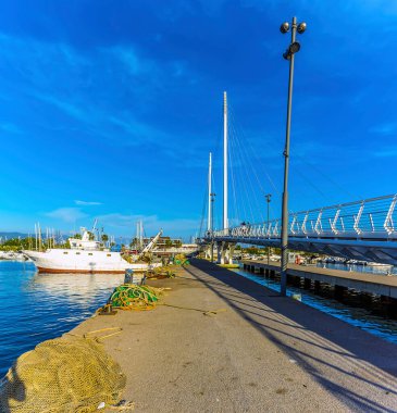 Yazın İtalya, La Spezia 'daki liman köprüsü manzarası