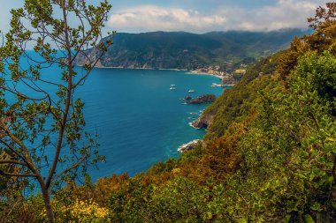 Monterosso al Mare üzerinde bir manzara. Yazın Monterosso 'dan Vernazza yoluna.