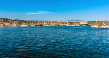 Yazın İtalya 'nın La Spezia limanında geniş açılı bir manzara.