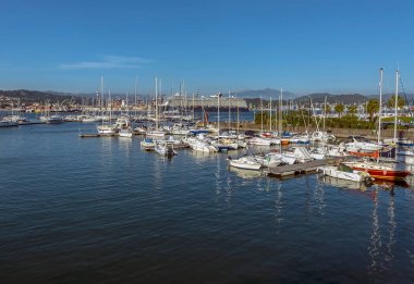 Yazın İtalya 'nın La Spezia limanındaki liman köprüsünün manzarası.