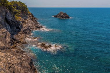 Yazın Monterosso 'dan Vernazza' ya uzanan kıyı manzarası.