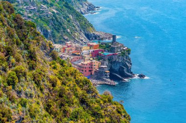 Yazın Monterosso 'dan Vernazza' ya doğru bir bakış açısı