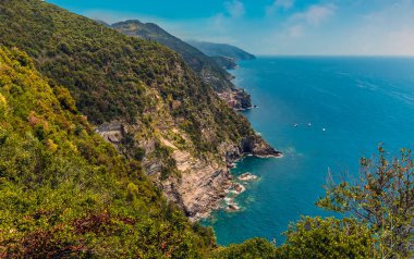 Yazın Monterosso 'dan Vernazza' ya uzanan Vernazza yolu.