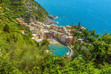 Yazın Monterosso 'dan Vernazza' ya kadar uzanan yol Vernazza 'ya bakıyor.