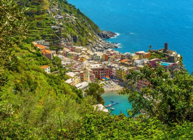 Yazın Monterosso 'dan Vernazza' ya uzanan Vernazza manzarası