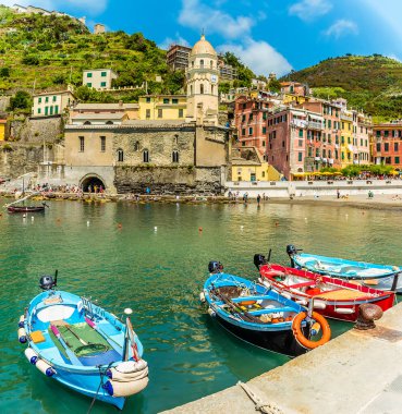 Yazın Vernazza 'nın pitoresk köyünde rıhtım boyunca uzanan balıkçı tekneleri manzarası
