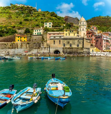 Yazın Vernazza 'nın pitoresk köyüne giden balıkçı teknelerinden bir manzara
