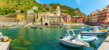 Yazın Vernazza 'nın pitoresk köyünde liman boyunca manzaralı bir manzara.