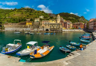 Yazın Vernazza 'nın pitoresk köyünün limanındaki teknelerin manzarası.