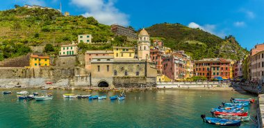 Yazın Vernazza 'nın pitoresk köyüne doğru bir panorama manzarası.