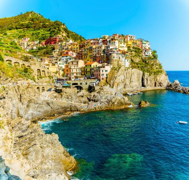 Yaz mevsiminde İtalya 'nın Cinque Terre kentindeki Manarola köyüne doğru kayalık kıyı şeridi boyunca bir manzara