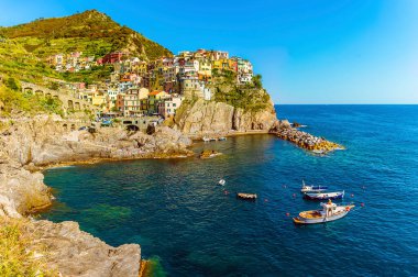 Yazın İtalya 'nın Cinque Terre kentindeki Manarola köyünün önündeki teknelerin panorama görüntüsü