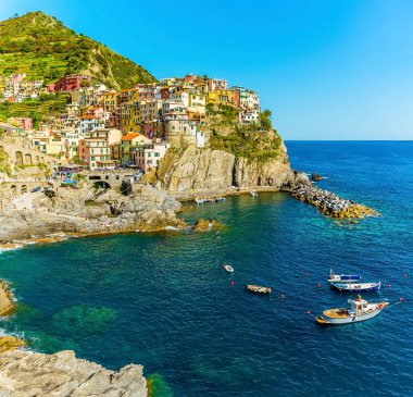 Yazın İtalya 'nın Cinque Terre kentindeki Manarola köyünün manzarası