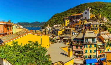 Yazın Vernazza köyünden Corniglia 'ya giden yoldan bir manzara.