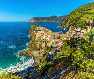 Yazın, renkli Vernazza köyü üzerinden Corniglia 'ya giden yolun manzarası.