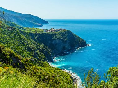 Yazın İtalya 'nın Corniglia kentindeki tepedeki köye doğru uzanan kıyı yolu boyunca bir manzara.