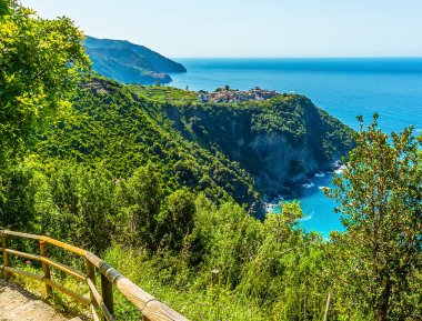 Yaz mevsiminde İtalya 'nın Corniglia kentindeki pikoresk tepe köyüne doğru bir kıyı yolu manzarası