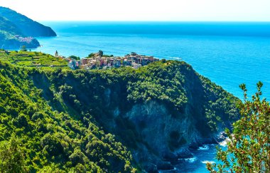 Yazın İtalya 'nın Corniglia kentindeki kayalıkların tepesindeki sahil yolundan bir manzara.