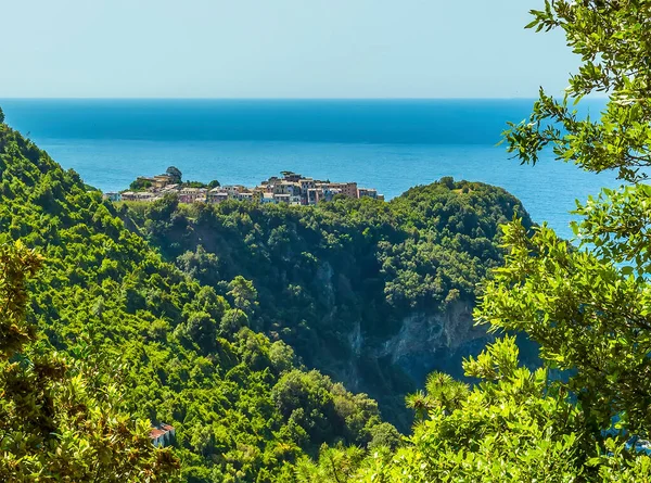 Una Vista Hacia Pintoresco Pueblo Corniglia Italia Verano —  Fotos de Stock