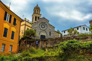 İtalya 'nın Levanto köyündeki çizgili Saint Andrea kilisesine doğru bir manzara.