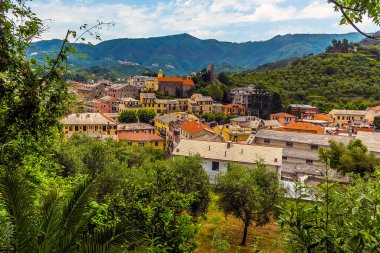 Yazın İtalya, Levanto 'nun çatılarında bir manzara